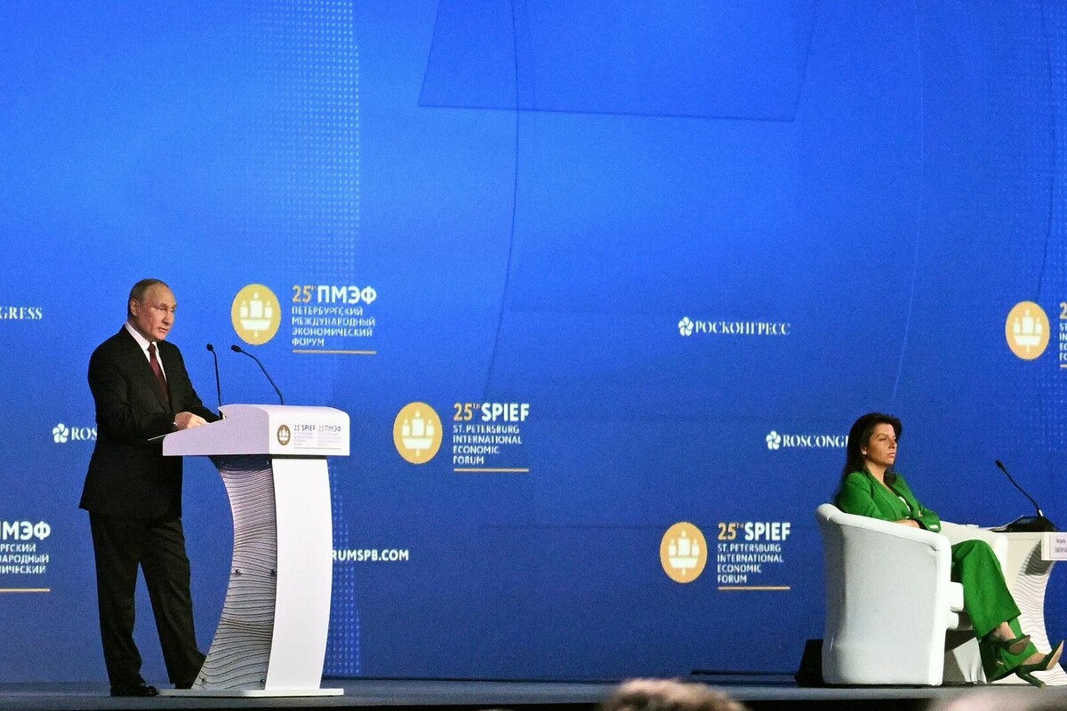 По окончании сессии ПМЭФ Путин и Симоньян обменялись шутками 