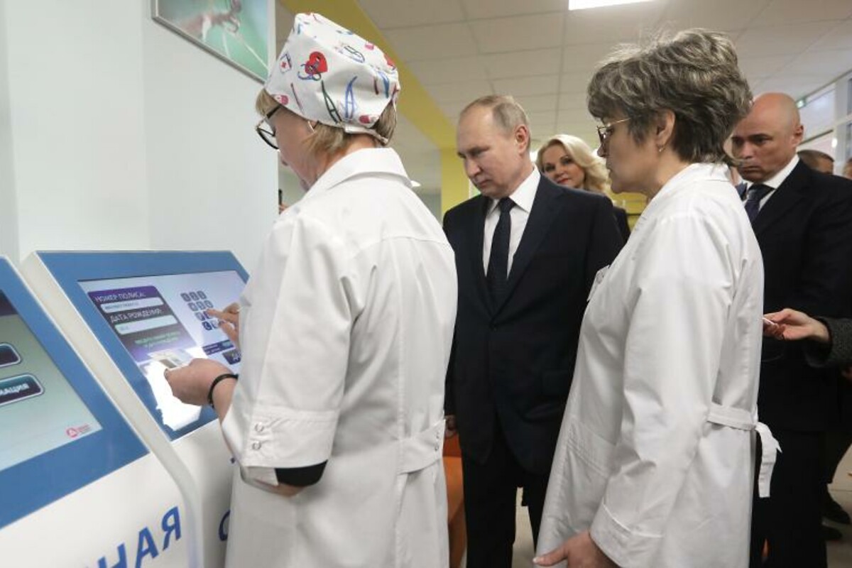 В Петербурге президент открыл поликлинику после ремонта