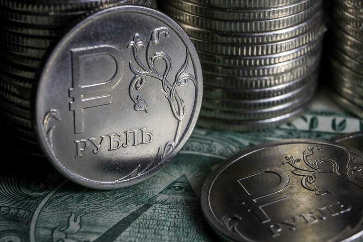 Курс доллара опустился ниже 53 рублей