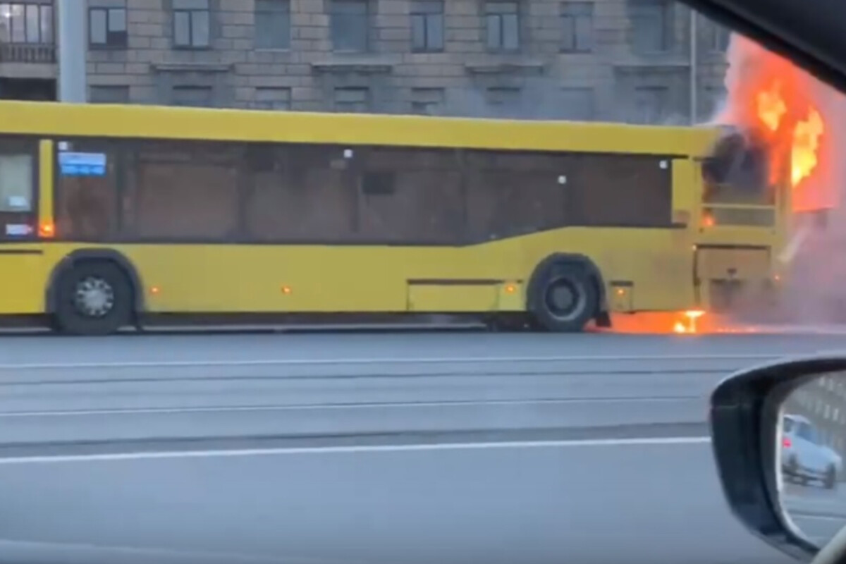 Новые социальные автобусы в Петербурге начали гореть