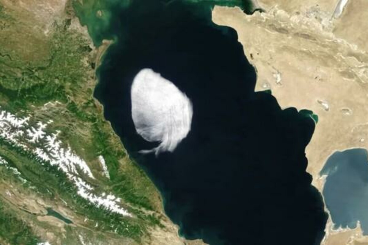 Спутник зафиксировал над Каспийским морем странное облако